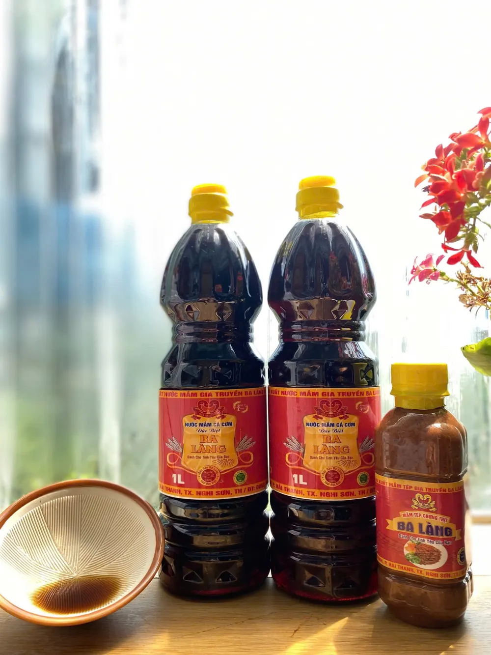 Chén nước mắm màu cánh gián bên chai Gia Nguyên